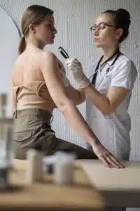 профессиональная консультация онколога-дерматолога по поводу рака кожи в клинике Инновация